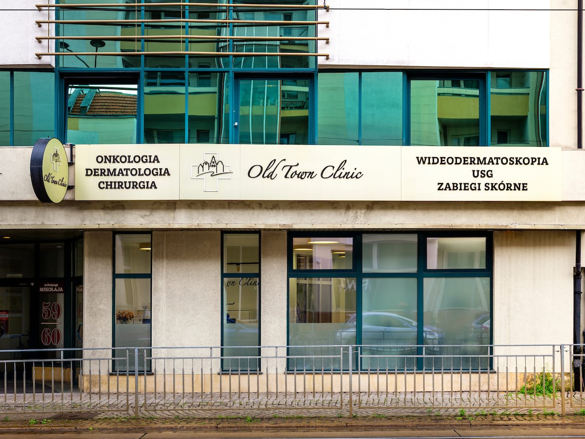 Wejście do przychodni Old Town Clinic przy ul. Świętego Mikołaja we Wrocławiu